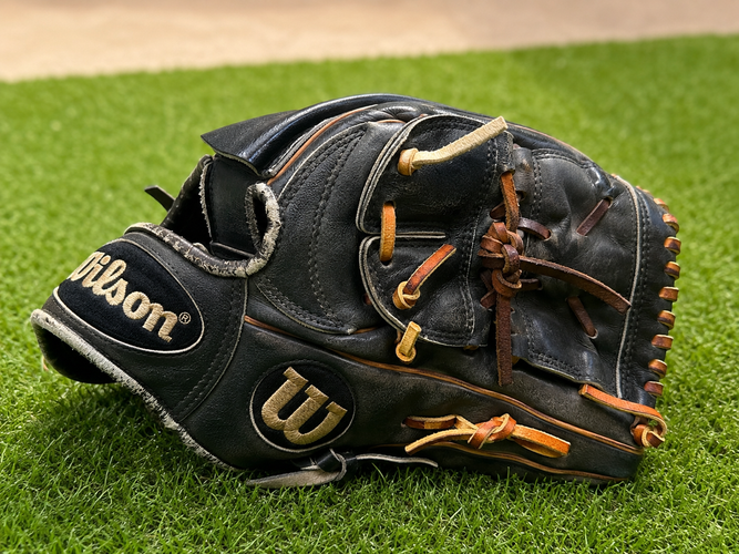 2011 Wilson RH Pitcher's A2000 Baseball Glove 11.5" (Used)