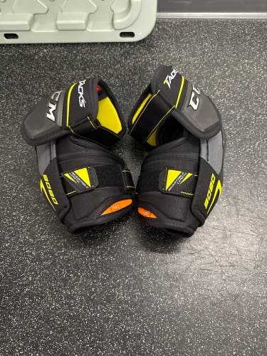 Senior Large CCM Tacks 9080 Elbow Pads (New)