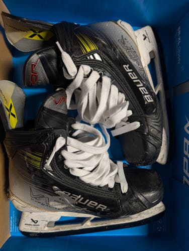 Black/White 2023 Bauer Vapor Hyperlite 2 Hockey Skates Regular Width 10 (Used)