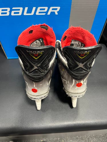 2021 Bauer Vapor Hyperlite Hockey Skates Regular Width 9.5 (Used)