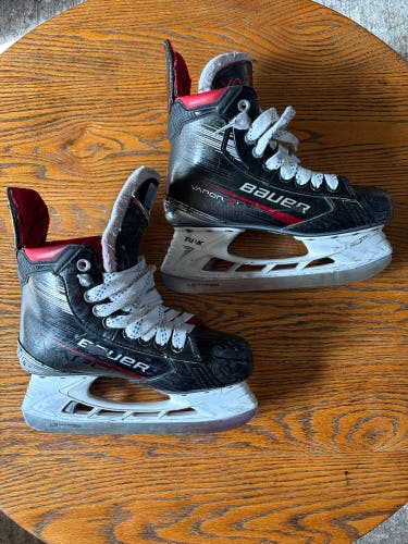 Black 2023 Bauer Vapor X4 Hockey Skates Regular Width Size 5 (Used)