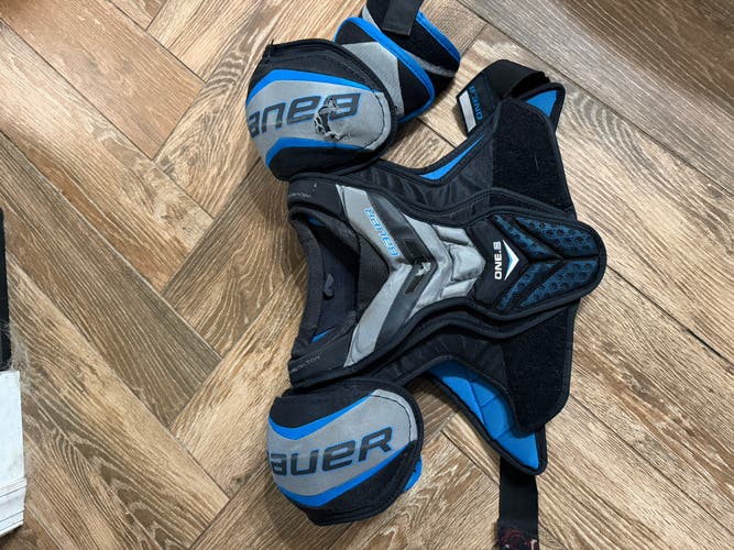 Small Senior Bauer Supreme One.8 Shoulder Pads (Used)