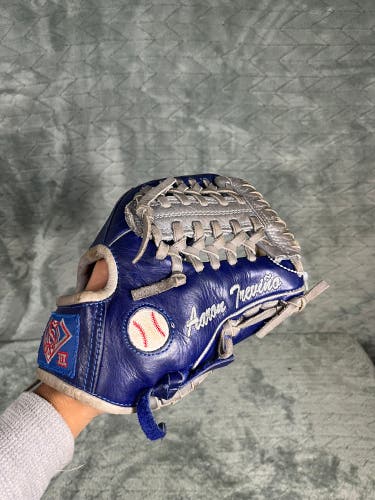 Blue Other RH Outfield Baseball Glove 12" (Used)