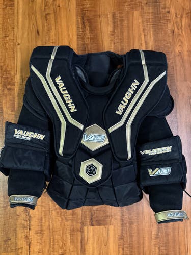 Large Vaughn V10 Pro Carbon Goalie Chest Protector (Used)