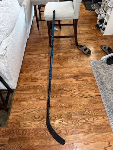 Intermediate Bauer Pulse Right Handed Hockey Stick P92 77 Flex (Used)