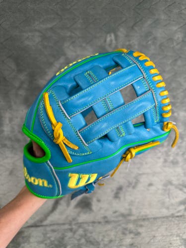 Blue Adult Wilson A2000 RH Outfield Baseball Glove 11.5" (Used)
