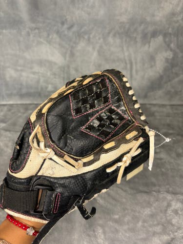 Black Mizuno Finch RH Softball Glove 11" (Used)