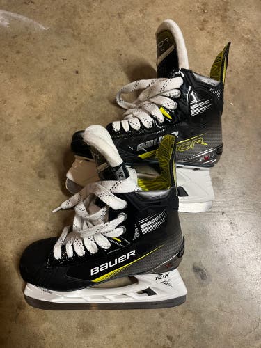 2023 Bauer Vapor X4 Hockey Skates Regular Width Size 2.5 (Used)