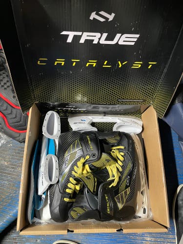 2022 True Catalyst 9 Hockey Skates Regular Width 8 (Used)
