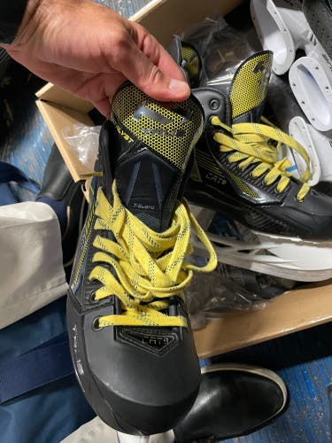 2022 True Catalyst 9 Hockey Skates Regular Width 8 (Used)