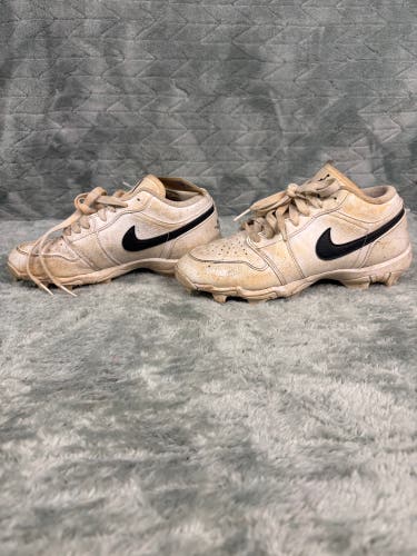 White Kid's 4.5Y (Big Kids / Youth) Youth Nike Air Jordan Low Top Footwear Molded Cleats (Used)