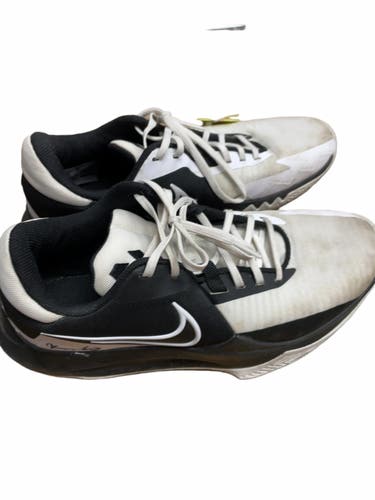 Nike Kyrie Flytrap Size 8 Basketball Sneakers
