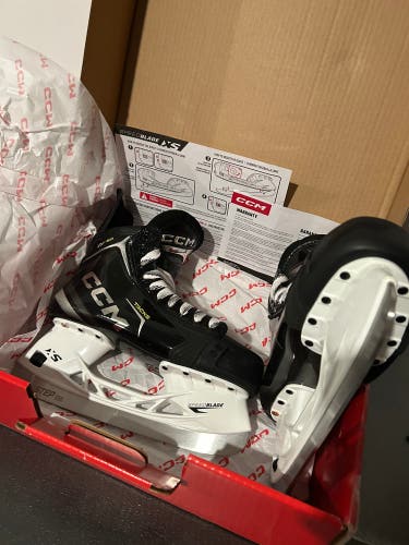 Black/Gray 2024 CCM Tacks XF 90 Hockey Skates Regular Width 7.5 (New)