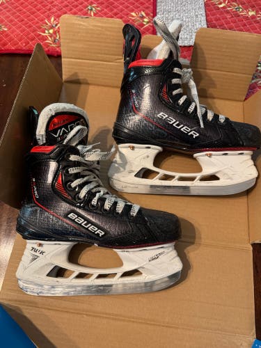 2021 Bauer Vapor 3X Pro Hockey Skates Regular Width Size 1.5 (Used)