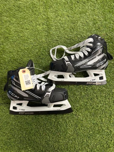 Intermediate CCM EFlex Pro Hockey Goalie Skates Regular Width Size 5.5 (New)