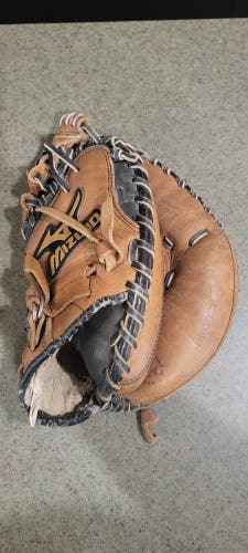 Mizuno RH Catcher's PowerClose Baseball Glove 31" (Used)