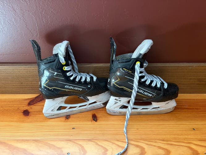 Black/Yellow 2022 Bauer Supreme Ignite Pro Hockey Skates Extra Wide Width Size 3.5 (Used)