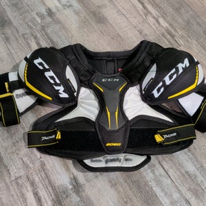 Medium Junior CCM Tacks 9060 Shoulder Pads (Used)