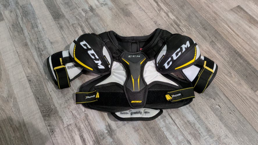 Medium Junior CCM Tacks 9060 Shoulder Pads (Used)