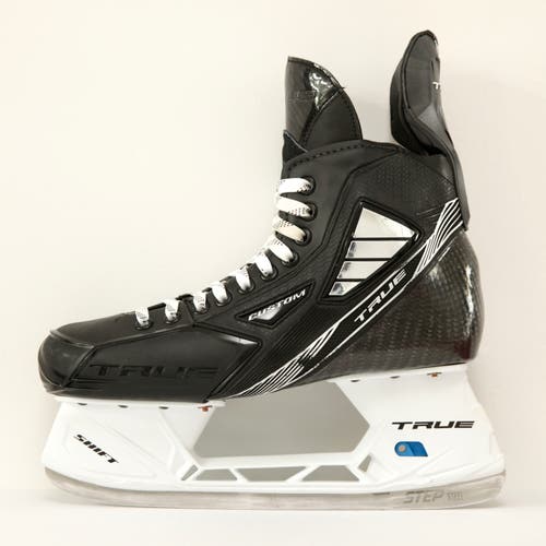 Black True Pro Custom Hockey Skates Regular Width Pro Stock 9 (Used)
