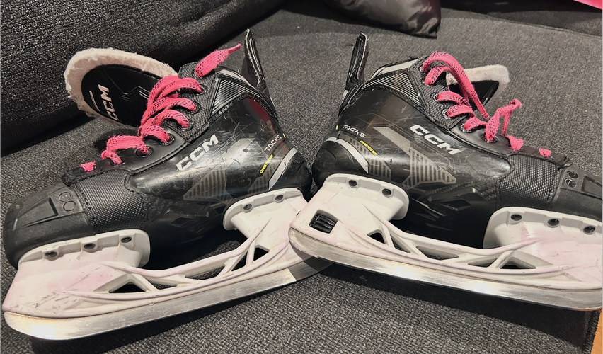 Black CCM Tacks AS-570 Hockey Skates Regular Width Size 1.5 (Used)