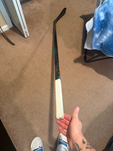 Senior Bauer Twitch Right Handed Hockey Stick P28 65 Flex (Used)