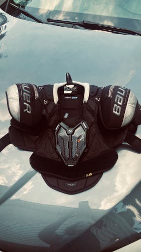 Medium Junior Bauer Supreme M5 Pro Shoulder Pads (Used)