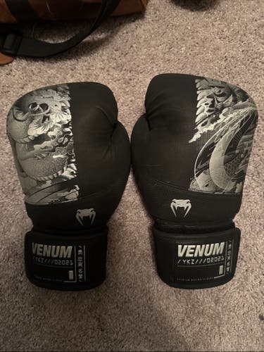 Venum YKZ21 12oz Boxing Gloves (Black/Silver)