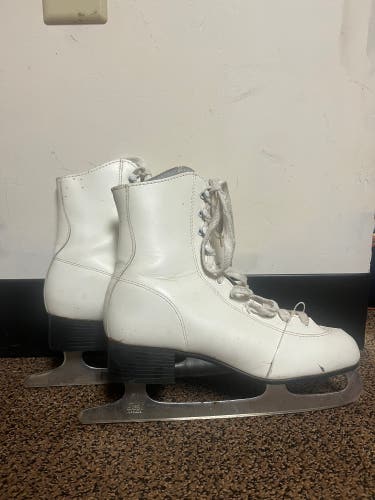 Figure Skates B Adult 7 (Used)