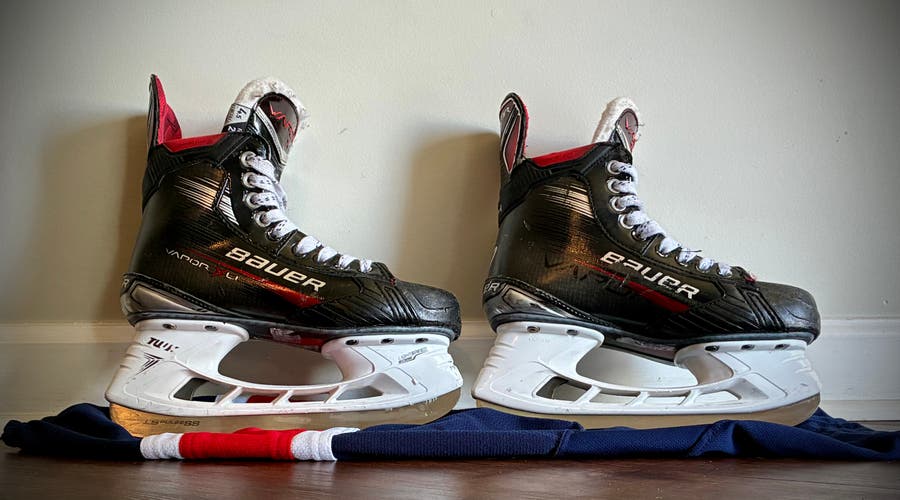 Black Bauer Vapor 4 Hockey Skates Regular Width Size 4.5 (Used)