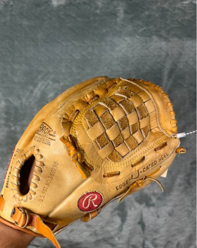 Brown Rawlings Signature Series RH Pitcher's Baseball Glove 11" (Used)