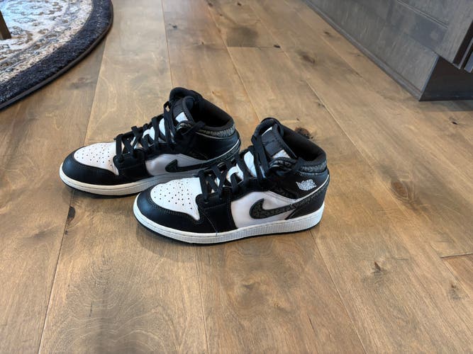 Black Unisex Size 6.5Y Big Kids/Youth Air Jordan 1 Mid SE “Panda Elephant” Shoes (Used)