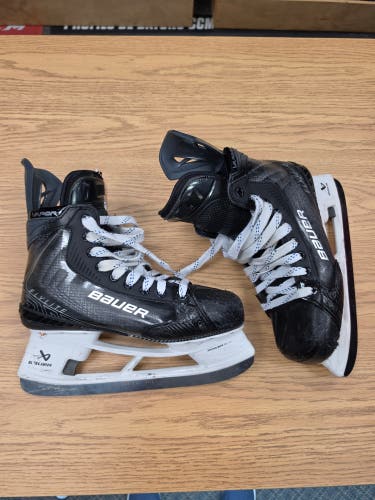 Size 8.75 Fit 2 Bauer Vapor Flylite Hockey Skates Pro Stock (Used)