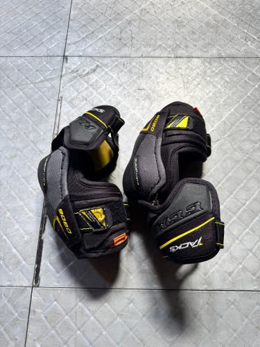 Junior Medium CCM Tacks Elbow Pads (Used)