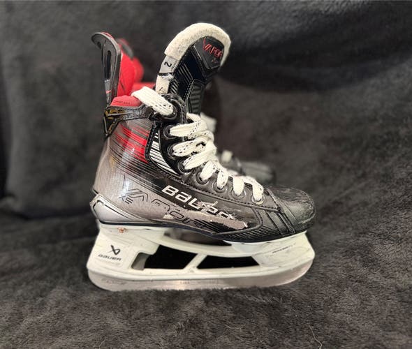 2023 Bauer Vapor X5 Pro Hockey Skates Size 2 (Used)