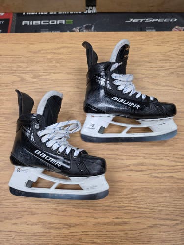 Size 8 Fit 3 Bauer Vapor Hyperlite 2 Hockey Skates Pro Stock 8 (Used)