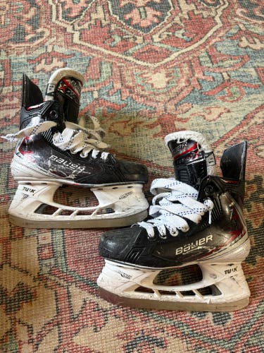 2025 Bauer Vapor Fly40 Hockey Skates Regular Width Size 1.5 (Used)