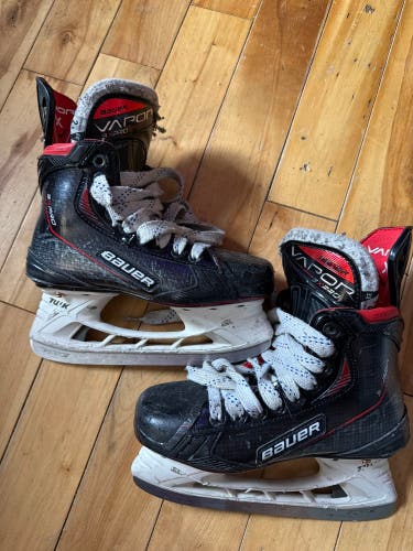 2021 Bauer Vapor 3X Pro Hockey Skates Extra Wide Width Size 2.5 (Used)