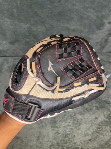 Black Mizuno Finch RH Softball Glove 11" (Used)