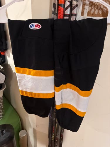 Black Youth Medium Premium Socks (Used) Size 21”