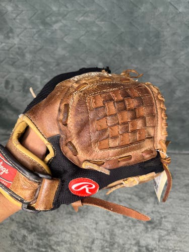 Brown Rawlings Playmaker Series RH Pitcher's Baseball Glove 11" (Used)