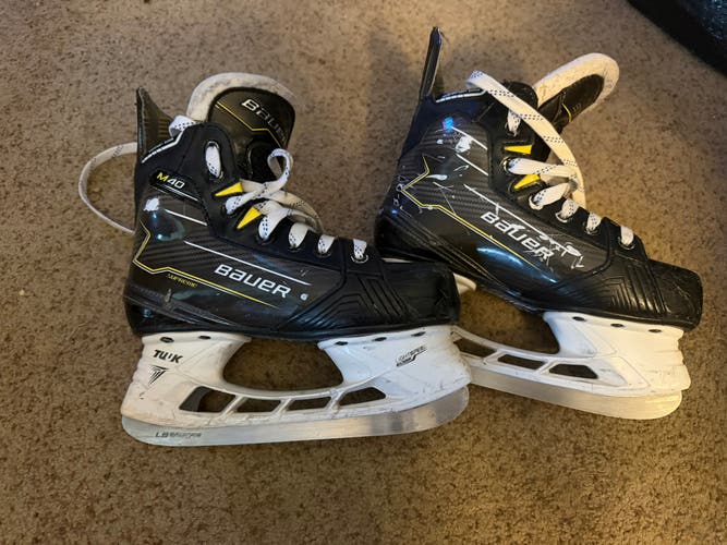 2024 Bauer Supreme M40 Hockey Skates Regular Width Size 3.5 (Used)