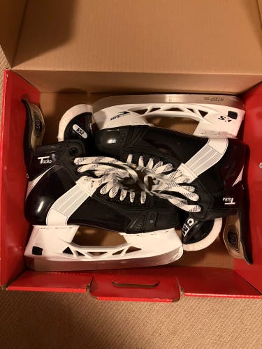 Black/White 2024 CCM Tacks XF 652 Hockey Skates Regular Width 7.5 (Used)