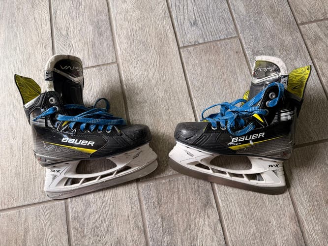 2023 Bauer Vapor X4 Hockey Skates Extra Wide Width Size 3.5 (Used)