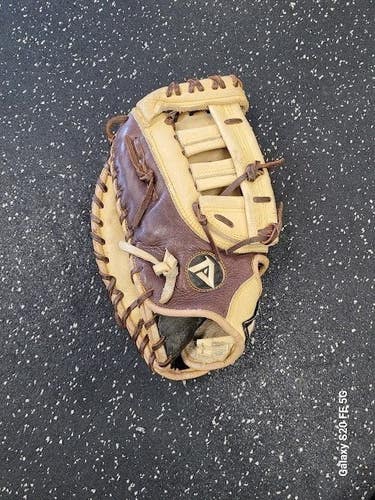 Used Akadema AHC 94 BB/SB First Base LH Throw Brown 11 1/2" 11849-S000043190