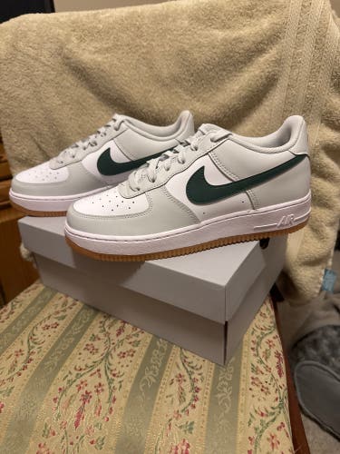 White Unisex 7Y (Big Kids / Youth) Youth Nike Air Force 1 Shoes (New)