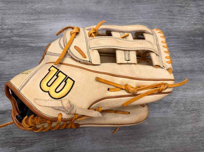Wilson A2000 RH Outfield Baseball Glove 12.75" (Used like new)