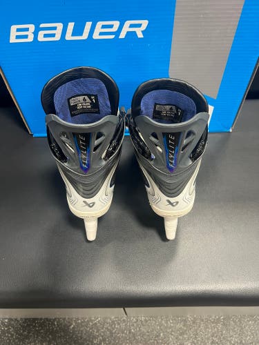 2025 Bauer Vapor Flylite Hockey Skates Narrow Width 6 (Used)