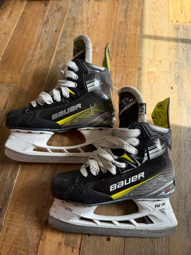2023 Bauer Vapor X4 Hockey Skates Extra Wide Width Size 2.5 (Used)
