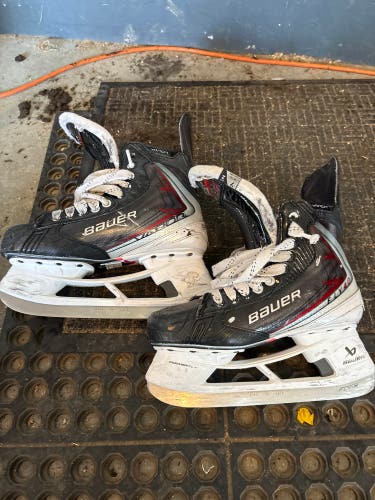 Black/White 2025 Bauer Vapor Fly40 Hockey Skates Regular Width 7 (Used)